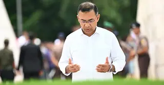 দেশে ফিরেই বাবা-মায়ের কবর জিয়ারত প্রধানমন্ত্রীর